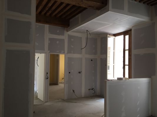 Création d'un caisson au plafond pour intégrer les luminaires